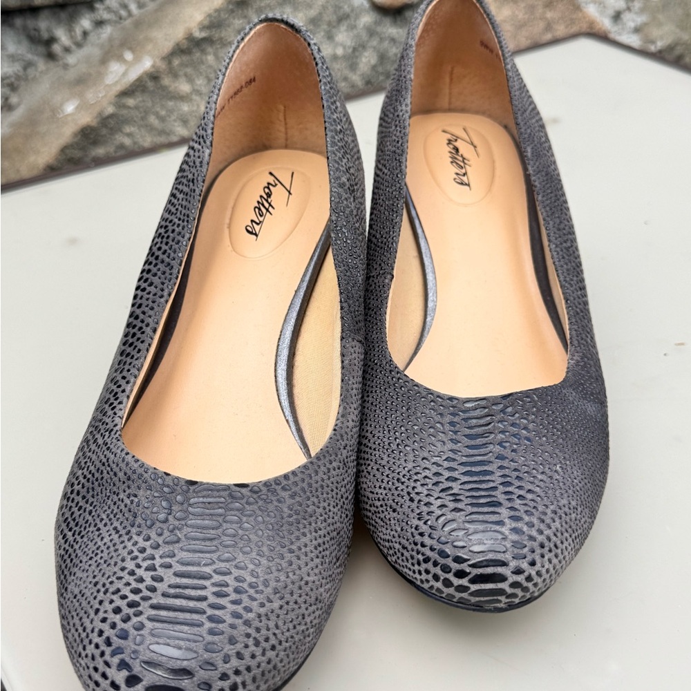 Trotters Gray Textured Women's Flats